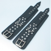 Чёрные кожаные оковы с клепками - БДСМ Арсенал - купить с доставкой в Химках