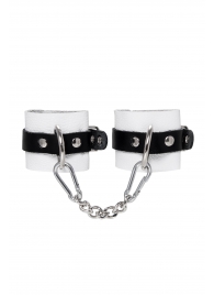 Бело-черные кожаные наручники с одним ремешком с люверсами - Pecado - купить с доставкой в Химках